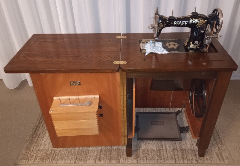 Antique Sewing Table/mach