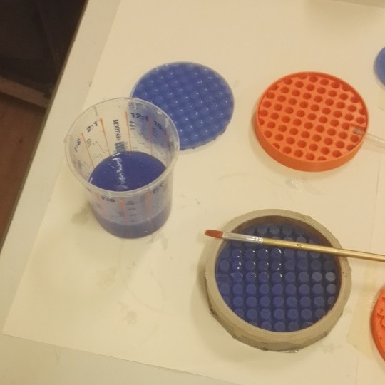 Table filled with just poured jig v1 molds, plus other equipement. general overview
width= 270
title=