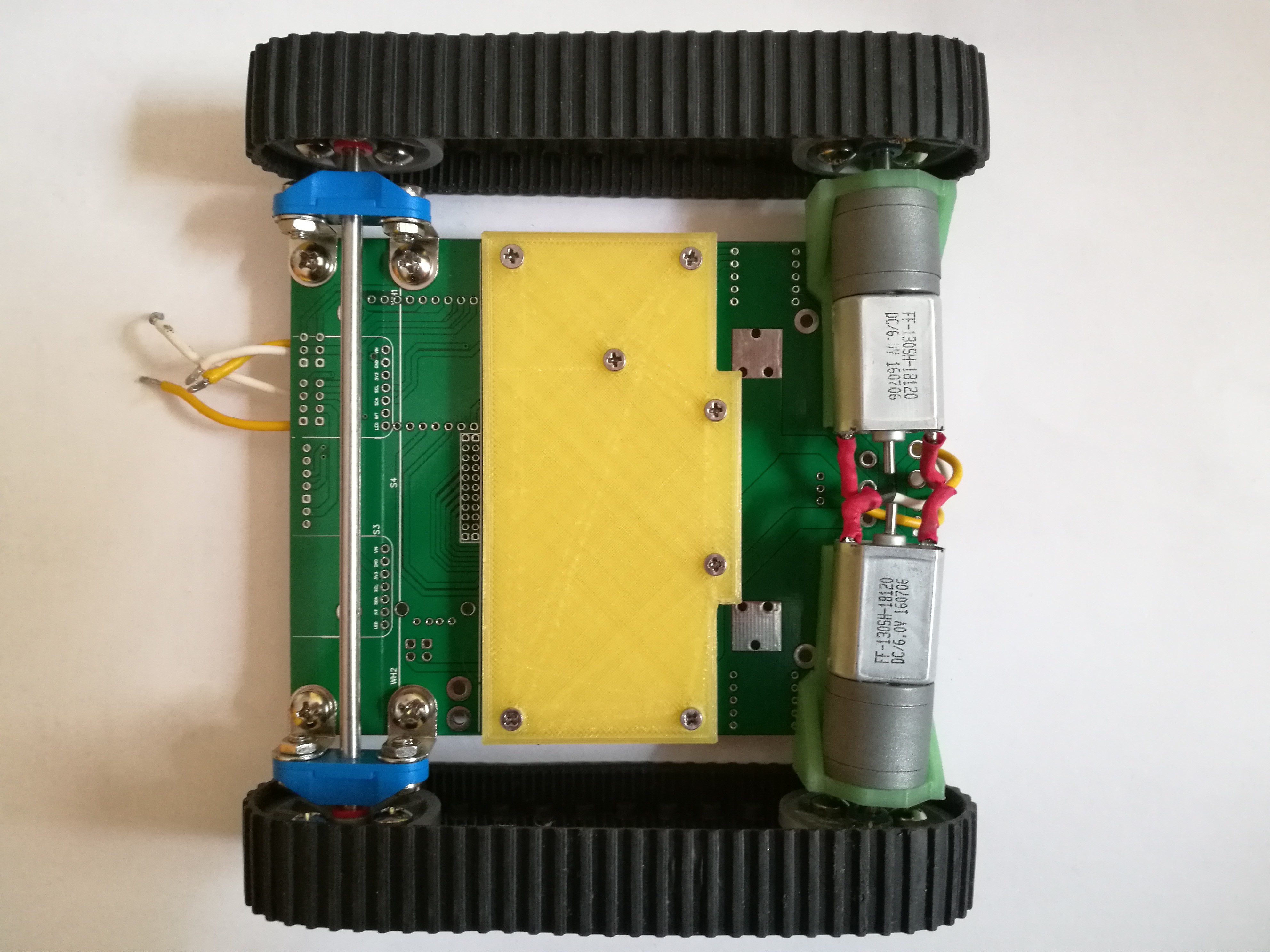 Bottom of robot (old PCB with errors), yellow support plate Bottom of robot (old PCB with errors), yellow support plate