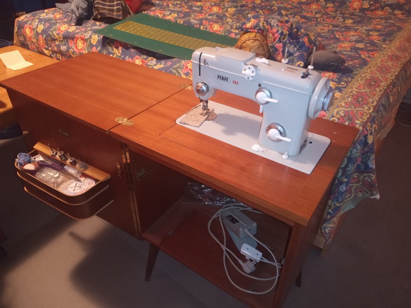 1950's Pfaff 16 hand crank sewing machine in box (Pfaff Gritzner 15 model)
