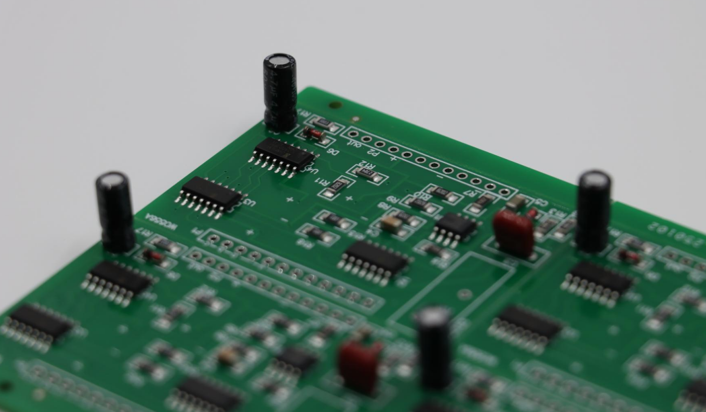 Power supply capacitors mounted on a PCB for voltage regulation and power filtering