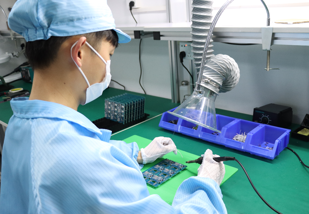 Step-by-step visualization of PCB manufacturing process including etching, drilling, lamination, solder mask, silkscreen, and testing.