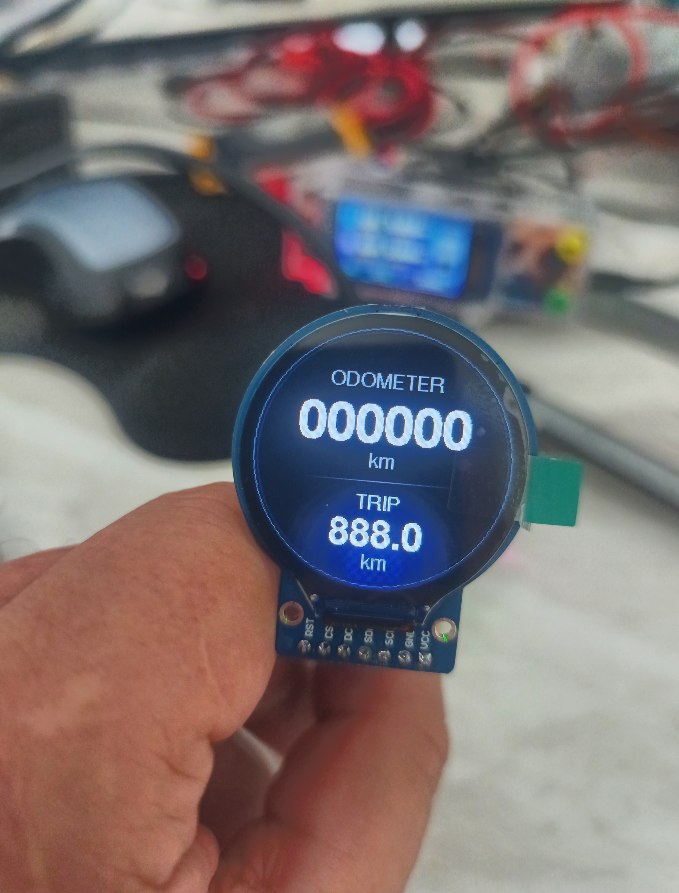 Odometer and trip display running on the round screen