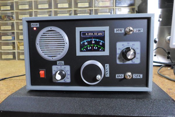 DIY SW , MW , Retro look Radio with ESP32/Si5351