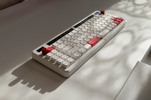 Aloidia: wireless split solar powered keyboard