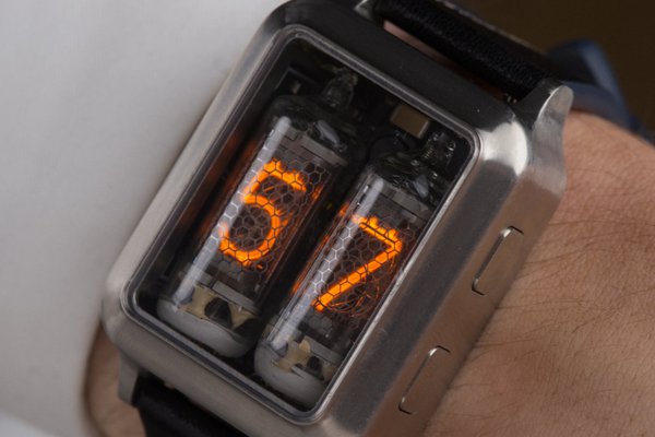 UWO Z-01 - Nixie tube watch