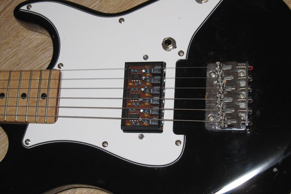 Relay as a magnetic guitar pickup