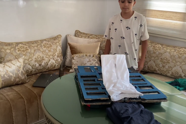 Cloth-detecting Shirt Folding Robot