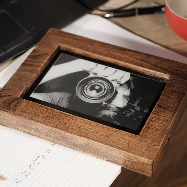 DispatchPi : a pair of e-paper picture frames to communicate with